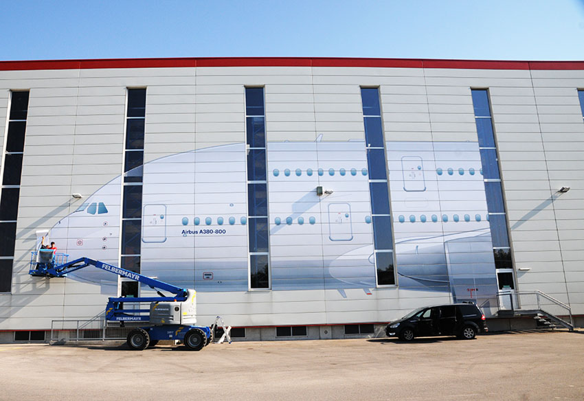 Abbild des Airbus als Wandbeklebung für Firma Rosenbauer