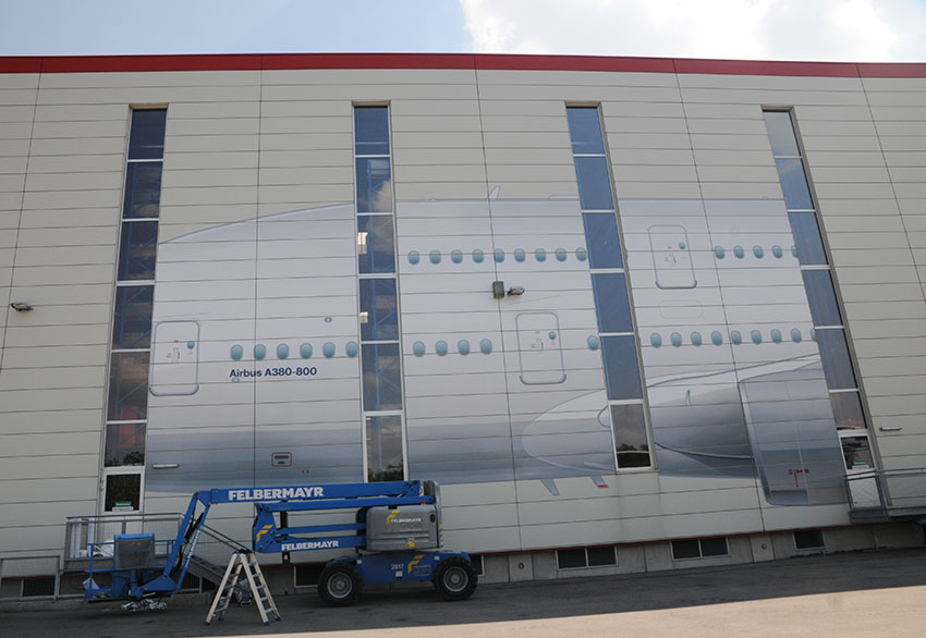 Abbild des Airbus als Wandbeklebung für Firma Rosenbauer