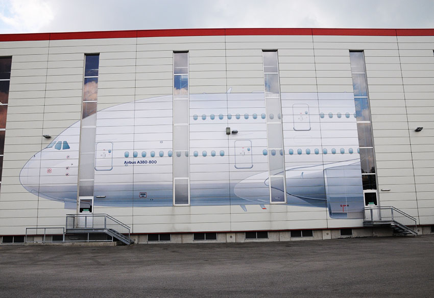 Abbild des Airbus als Wandbeklebung für Firma Rosenbauer