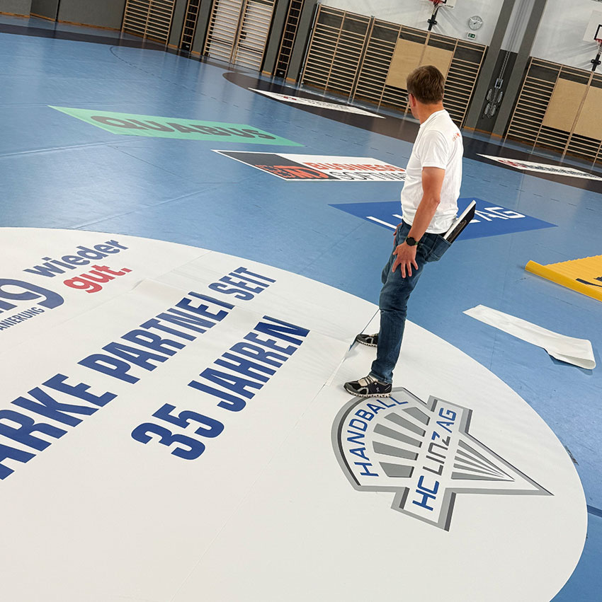 Bodenbeklebung der Halle in der SMS Kleinmünchen