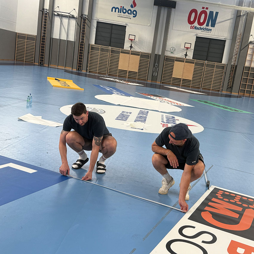 Bodenbeklebung der Halle in der SMS Kleinmünchen