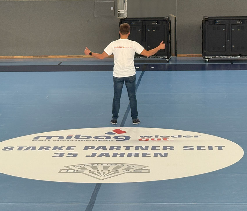 Bodenbeklebung der Halle in der SMS Kleinmünchen