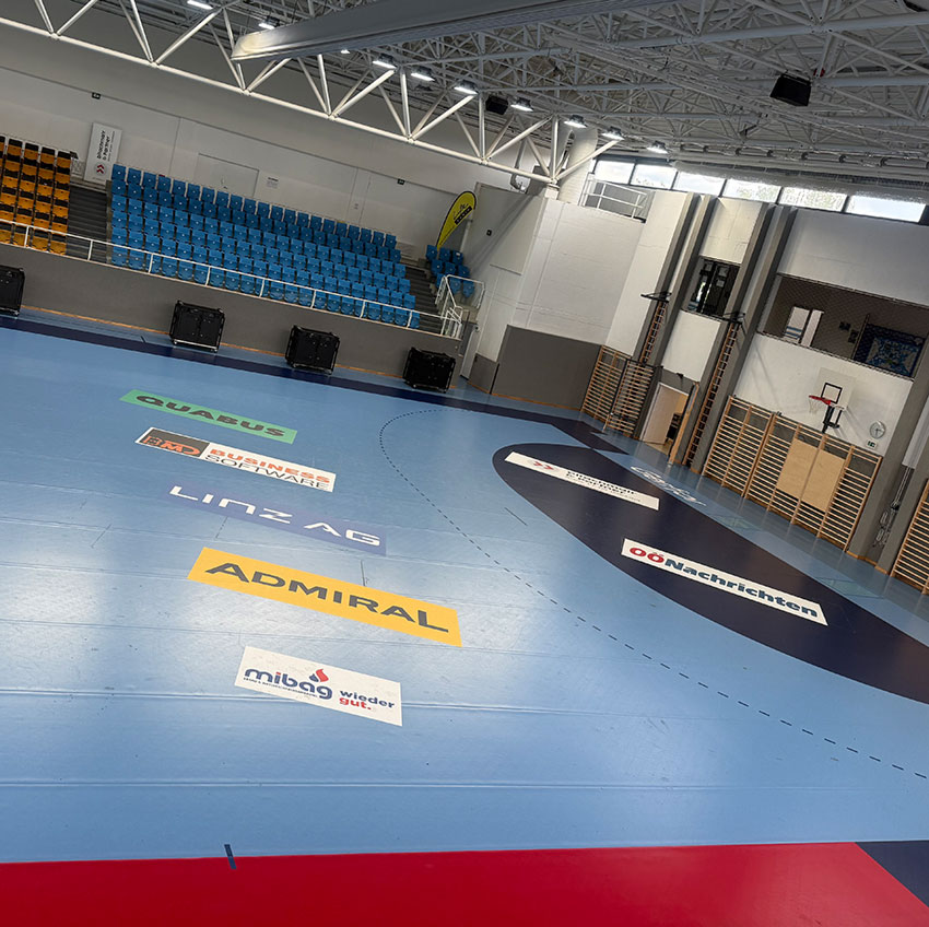 Bodenbeklebung der Halle in der SMS Kleinmünchen