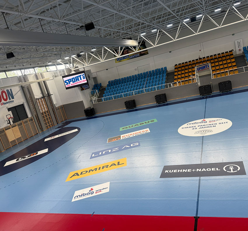 Bodenbeklebung der Halle in der SMS Kleinmünchen